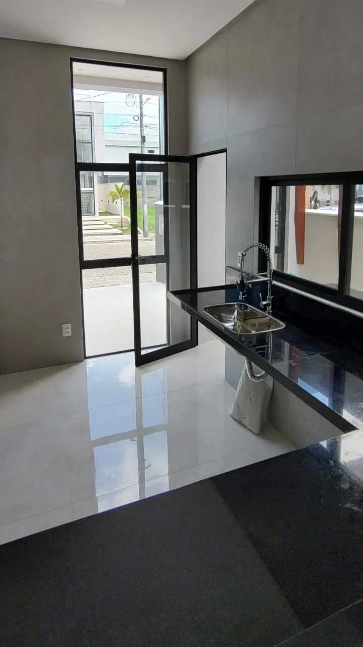 Excelente Casa em Condomínio Fechado com 3 Quartos sendo 1 Suíte Master, Piscina e Lazer Completo