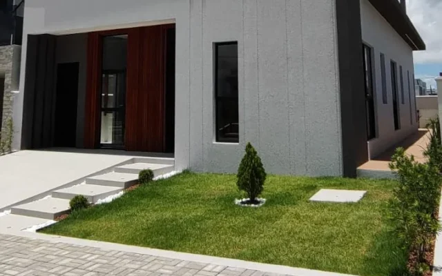 Excelente Casa em Condomínio Fechado com 3 Quartos sendo 1 Suíte Master, Piscina e Lazer Completo