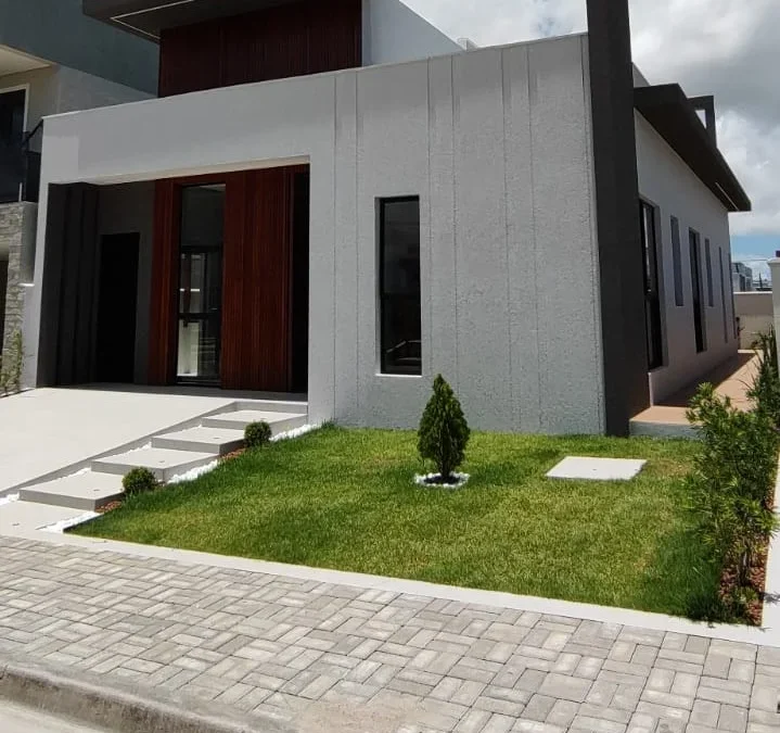 Excelente Casa em Condomínio Fechado com 3 Quartos sendo 1 Suíte Master, Piscina e Lazer Completo