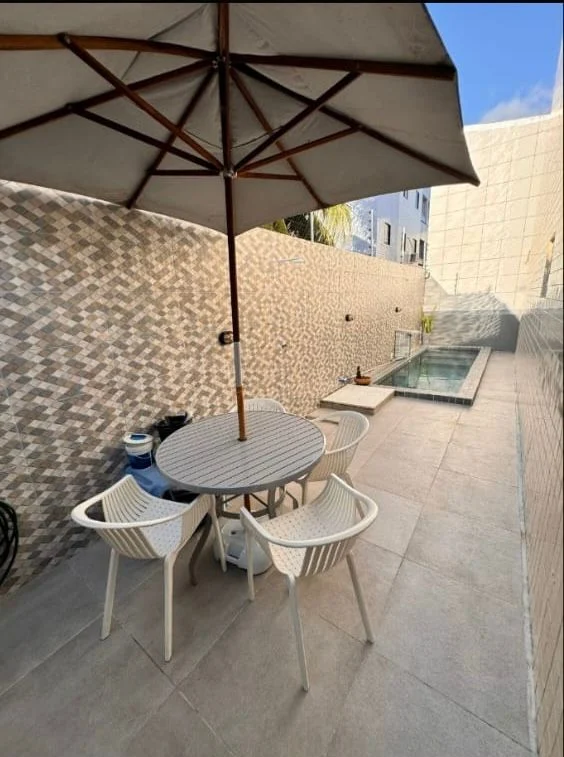 Apartamento Térreo com Área nos Jardim Cidade Universitária/Bancários com 3 Quartos sendo 2 Suítes com Piscina