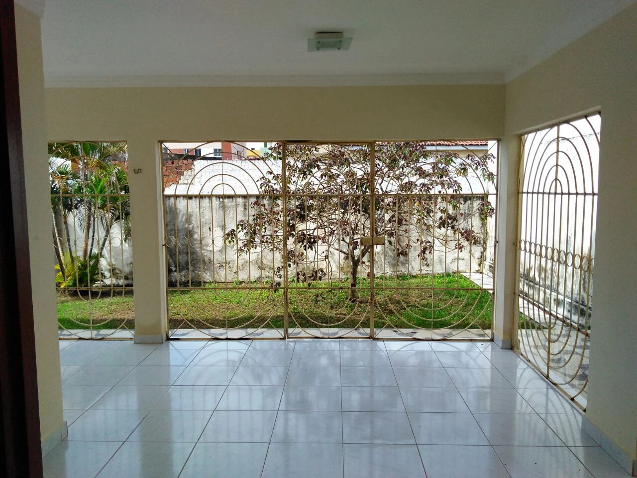 ALUGO ou VENDO Casa nos Bancários com 3 Quartos sendo 1 Suíte
