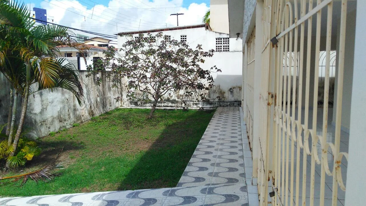 ALUGO ou VENDO Casa nos Bancários com 3 Quartos sendo 1 Suíte