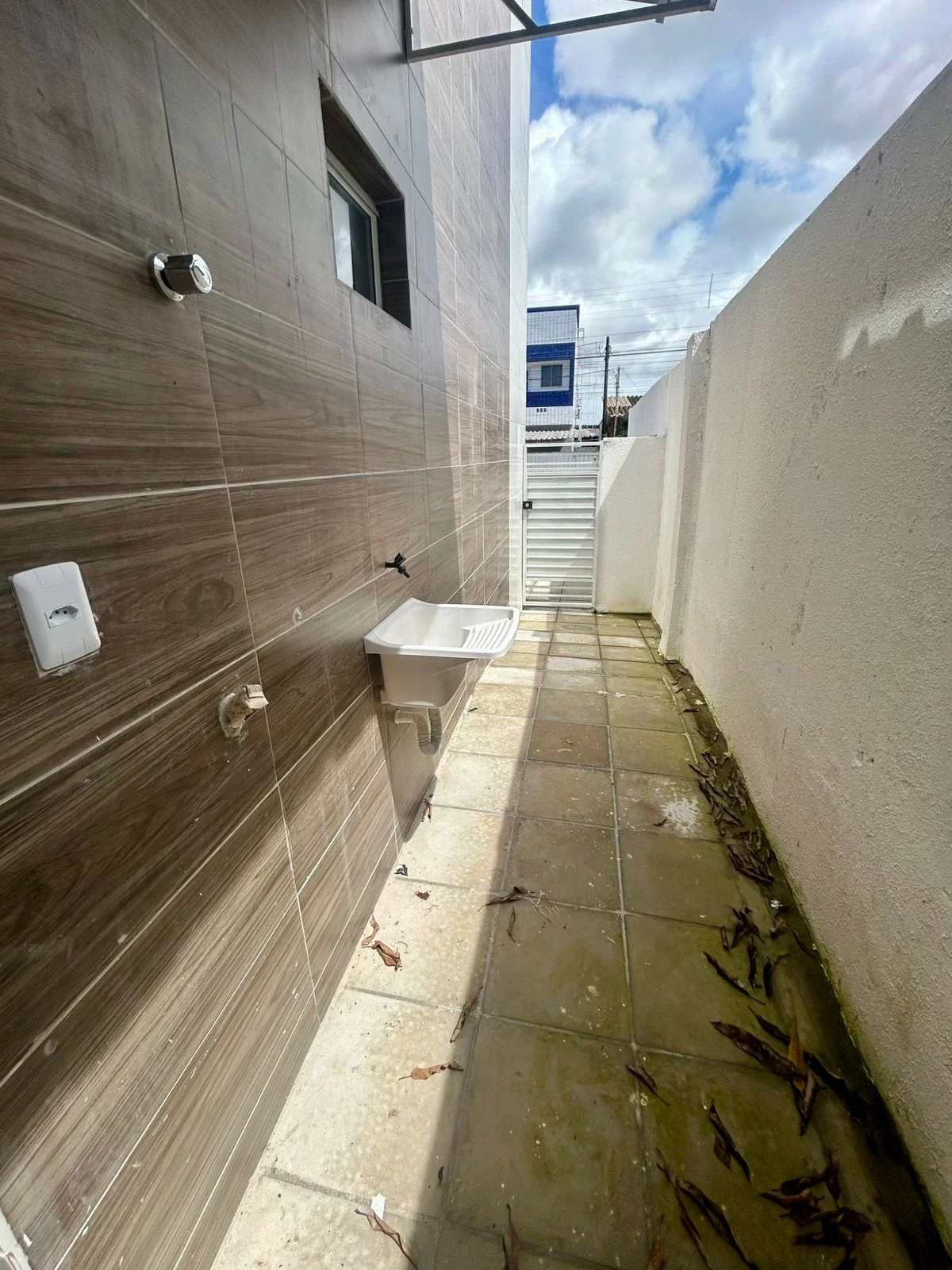Apartamento Térreo com Área em Mangabeira IV com 2 Quartos sendo 1 Suíte