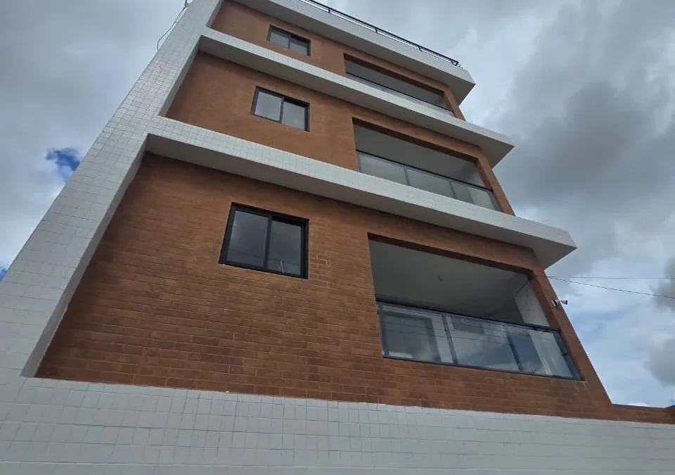 Apartamento na Torre com 2 Quartos sendo 1 Suíte