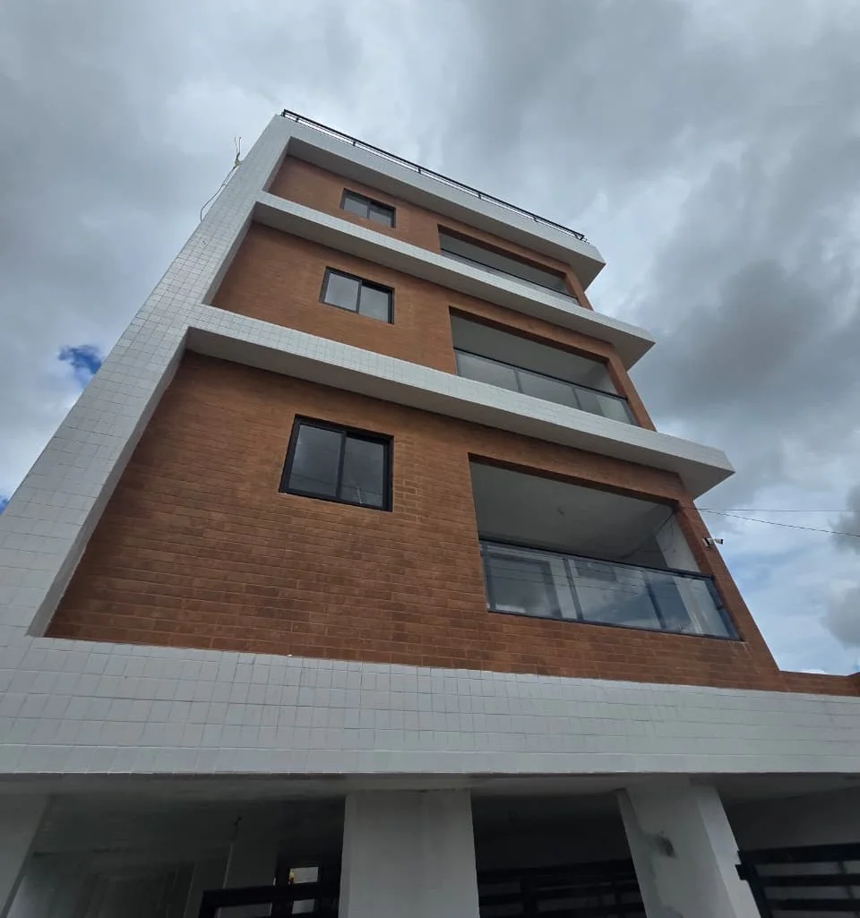 Apartamento na Torre com 2 Quartos sendo 1 Suíte