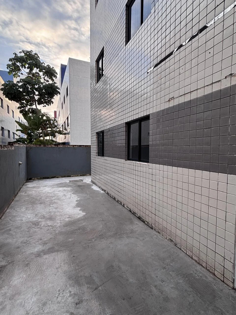 Apartamento Térreo com Área no Parque do Sol/Valentina com 2 Quartos sendo 1 Suíte