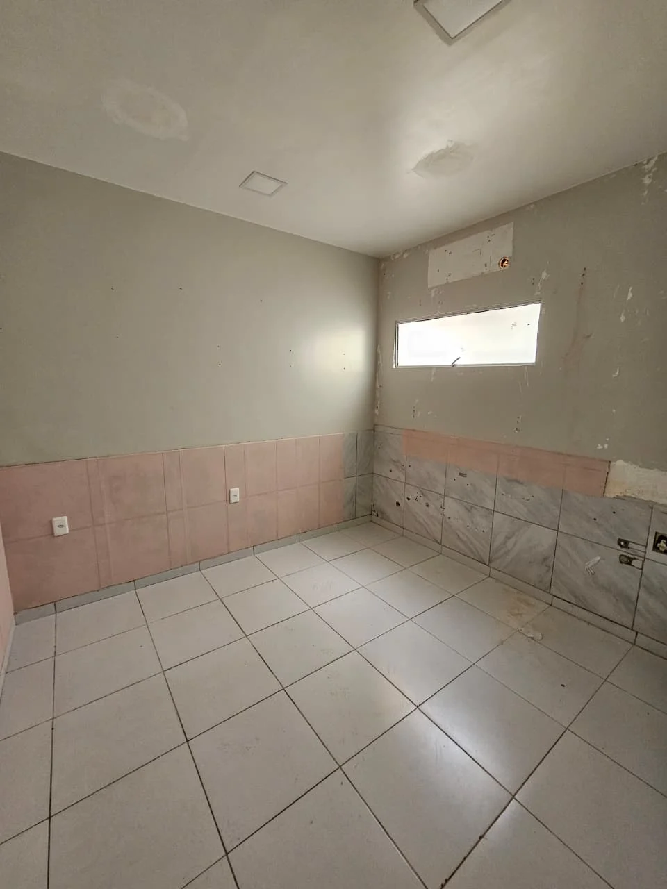 ALUGO Sala Comercial na Principal dos Bancários/Anatólia em frente ao Equilíbrio do Ser R$ 1.550,00*