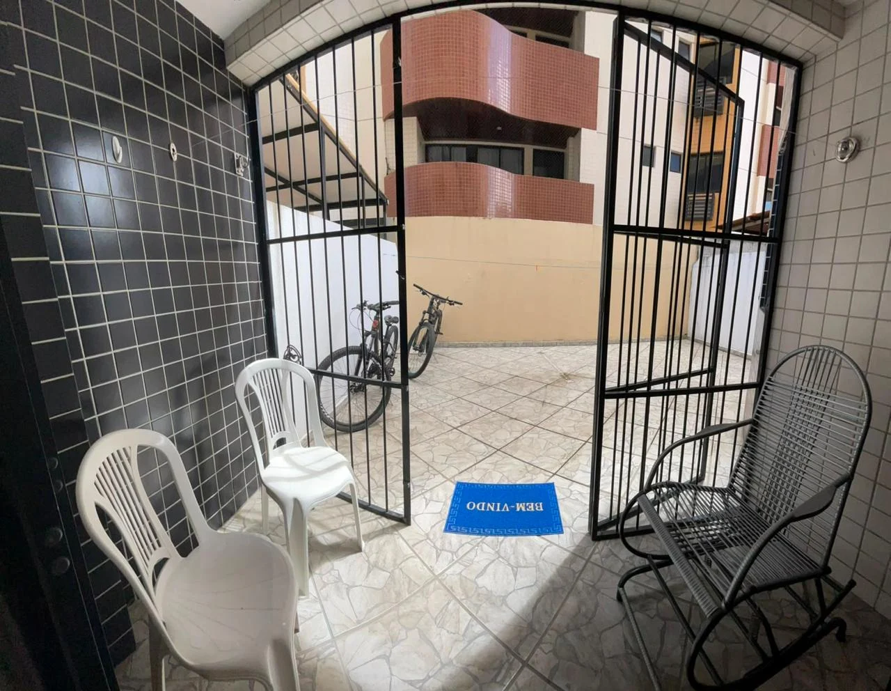 Apartamento Térreo com Área Mobiliado no Cabo Branco com 1 Quarto, 50m da Praia