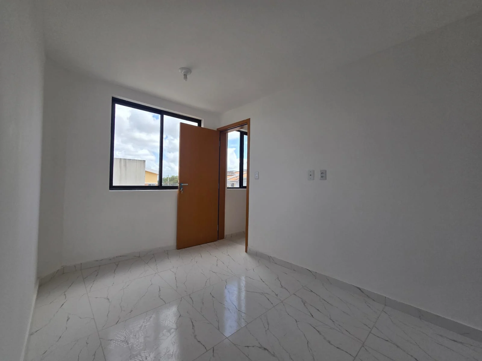 Apartamento no Bairro das Industrias com 2 Quartos sendo 1 Suíte, Opção de Térreo com Área