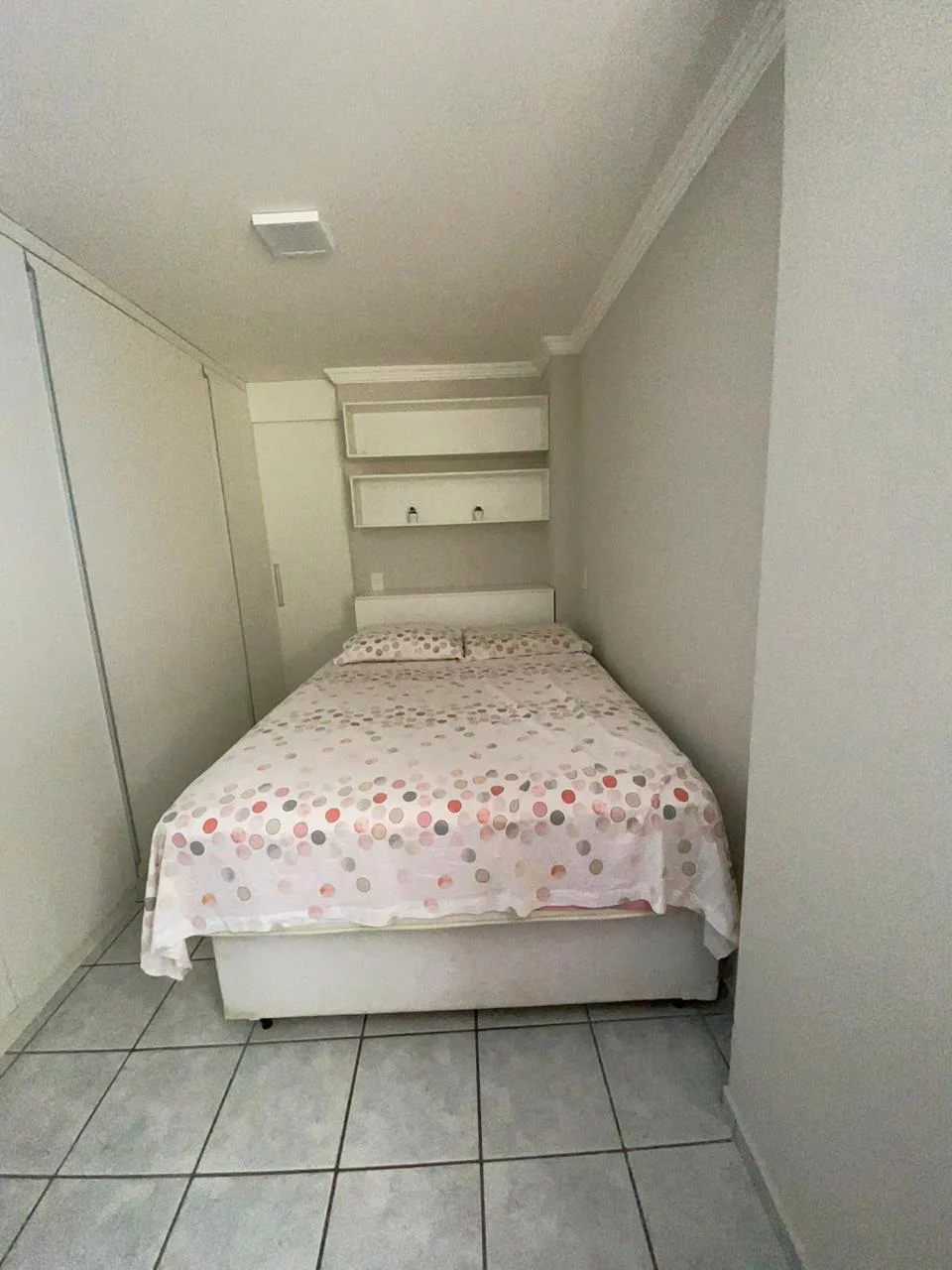 Apartamento Térreo com Área Mobiliado no Cabo Branco com 1 Quarto, 50m da Praia