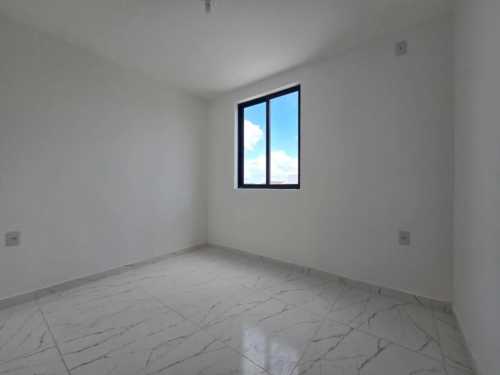 Apartamento no Bairro das Industrias com 2 Quartos sendo 1 Suíte, Opção de Térreo com Área