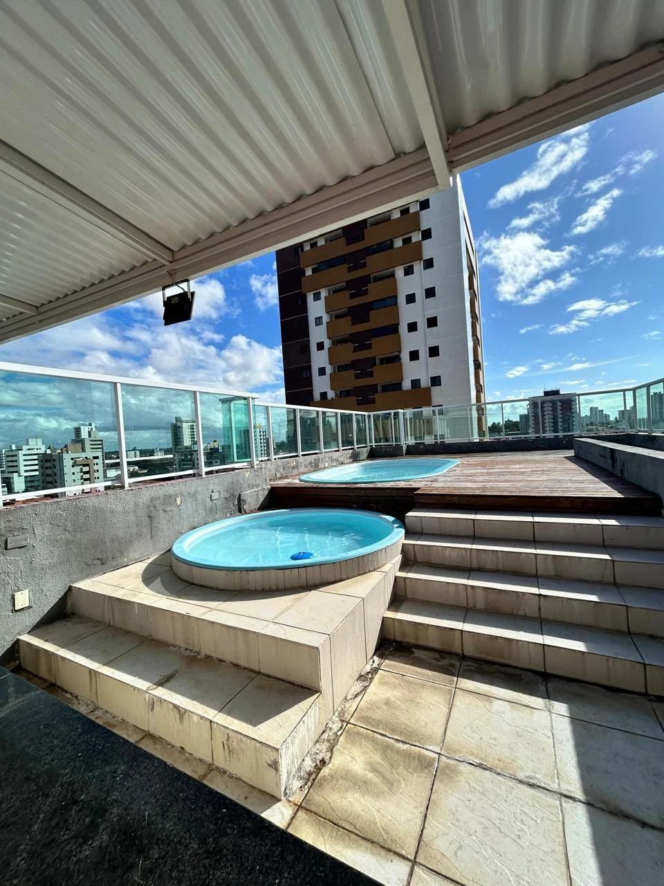 Apartamento Mobiliado no Miramar com 1 Quarto, Elevador e Piscina, Próximo a Epitácio