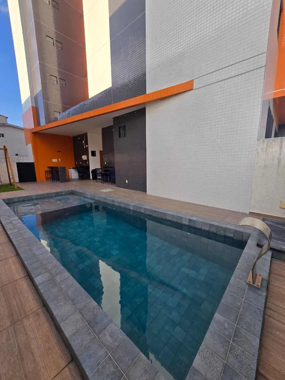 Excelente Apartamento no Portal do Sol com 2 Quartos sendo 1 Suíte, Elevador e Lazer