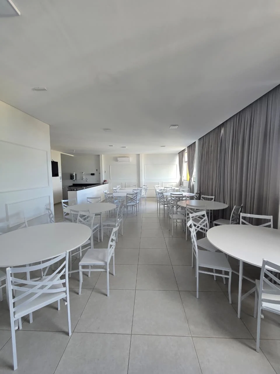 Excelente Apartamento no Portal do Sol com 2 Quartos sendo 1 Suíte, Elevador e Lazer